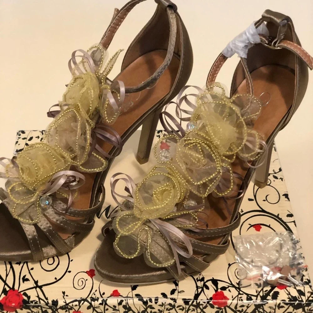 Wild Rose Champagne Formal Heels. Size 7 NEW IN BOX‎